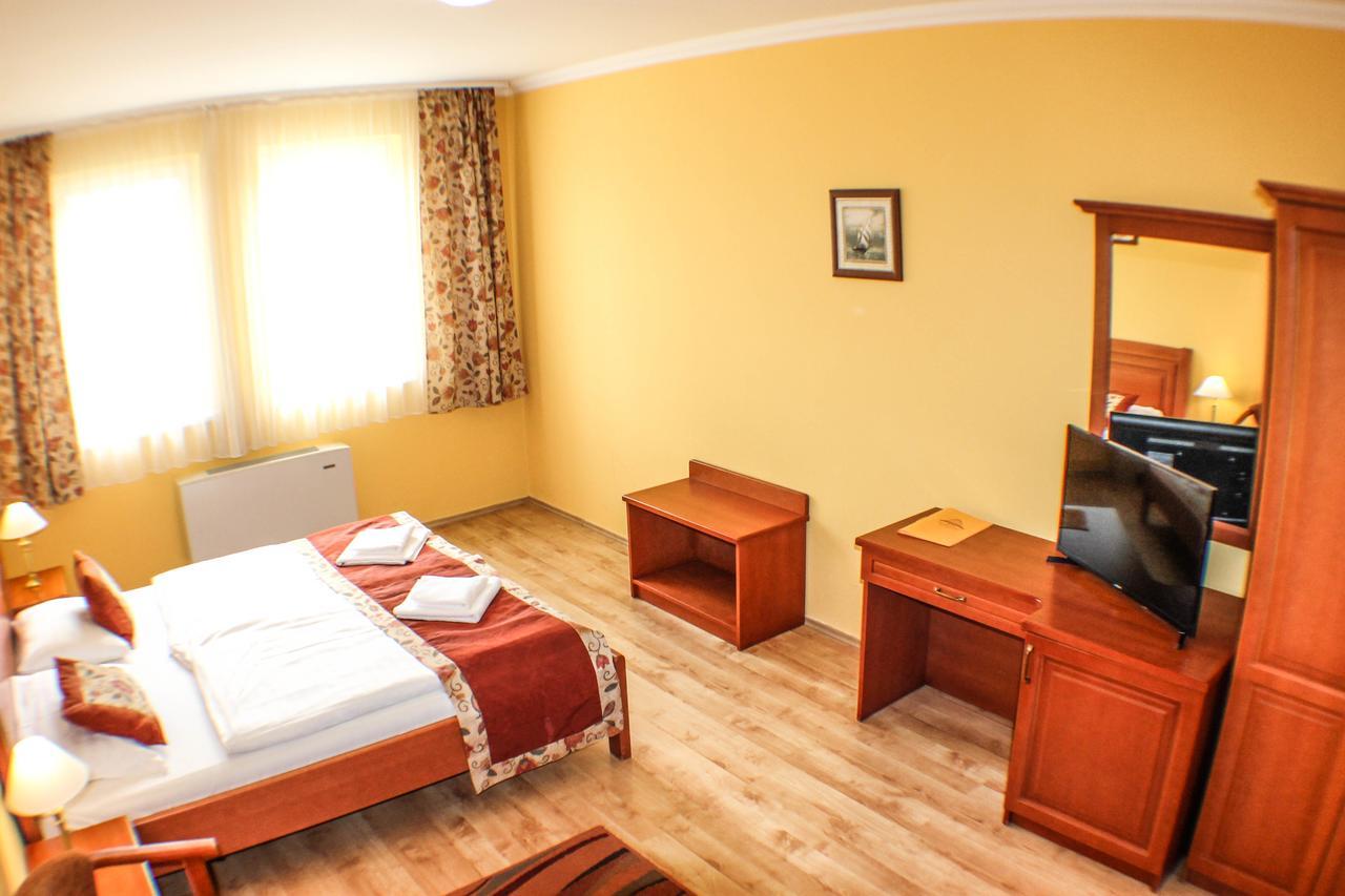 Hotel Jarja ไฮจ์ดุสโซบอสโล ภายนอก รูปภาพ