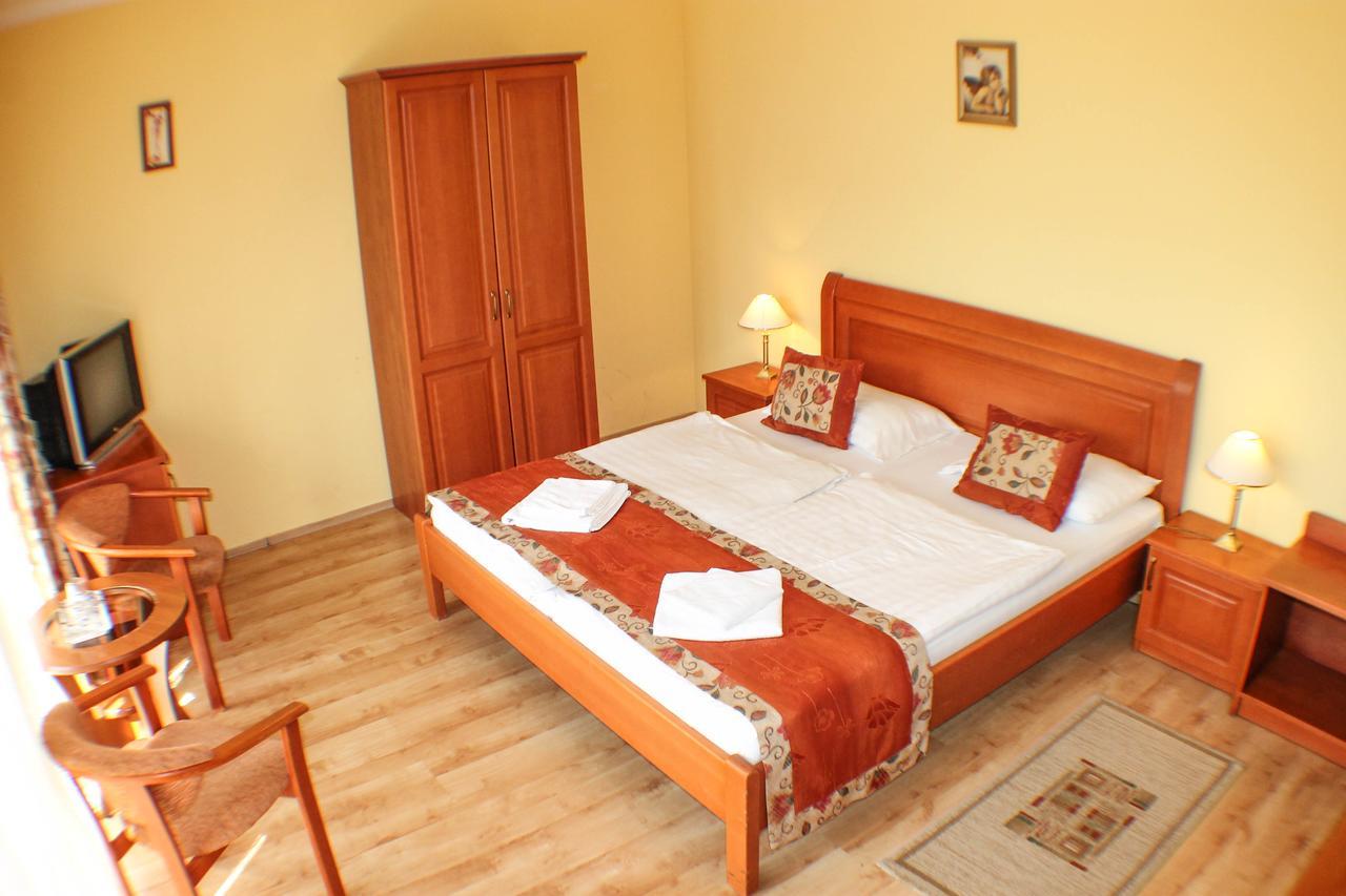 Hotel Jarja ไฮจ์ดุสโซบอสโล ภายนอก รูปภาพ