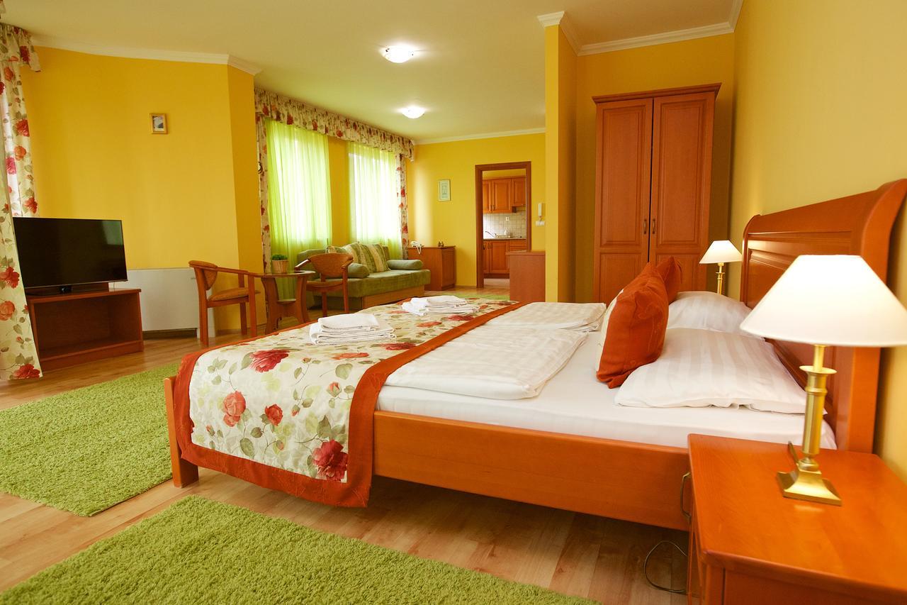 Hotel Jarja ไฮจ์ดุสโซบอสโล ภายนอก รูปภาพ