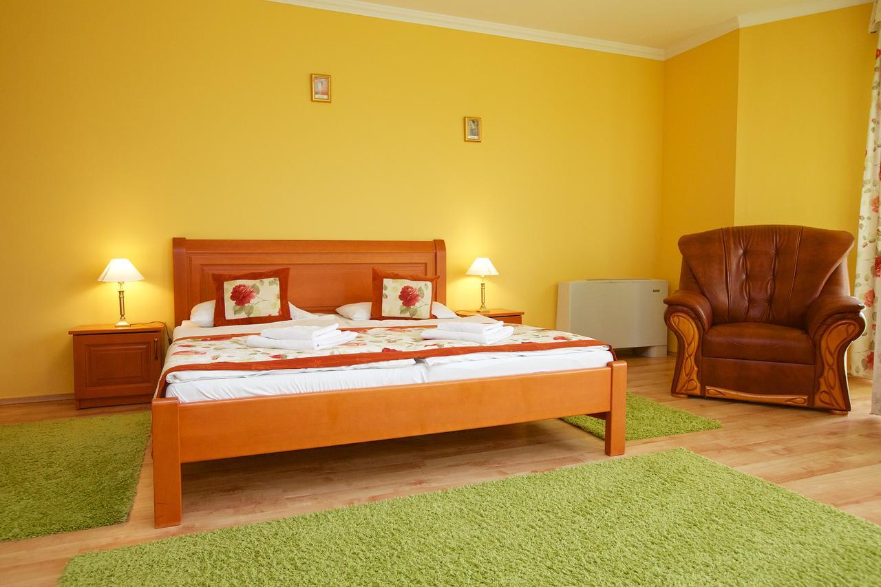 Hotel Jarja ไฮจ์ดุสโซบอสโล ภายนอก รูปภาพ