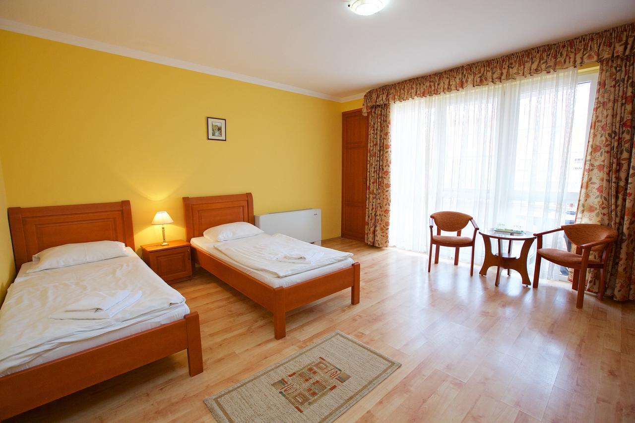 Hotel Jarja ไฮจ์ดุสโซบอสโล ภายนอก รูปภาพ