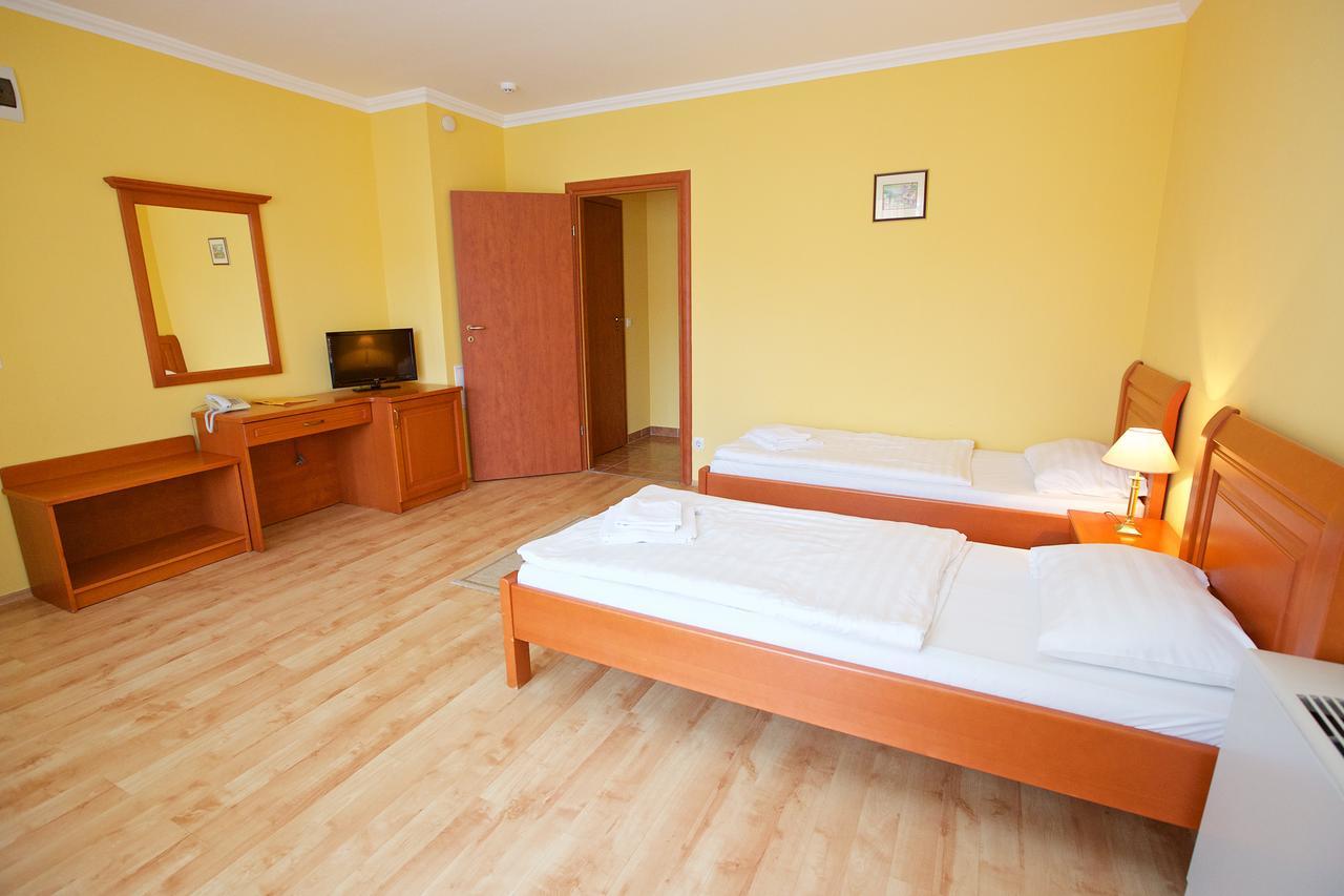 Hotel Jarja ไฮจ์ดุสโซบอสโล ภายนอก รูปภาพ