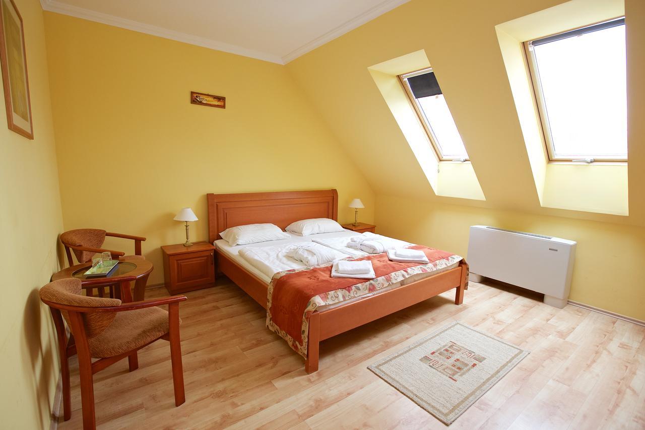 Hotel Jarja ไฮจ์ดุสโซบอสโล ภายนอก รูปภาพ